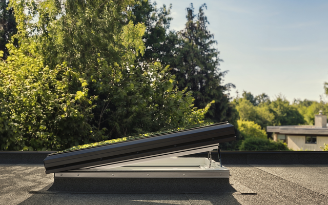 Jaunais VELUX virsgaismas logs ar stikla virsmu plakanam jumtam