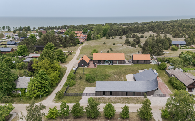 Arhitektūra dialogā ar jūru: māja svētkiem Pāvilostā