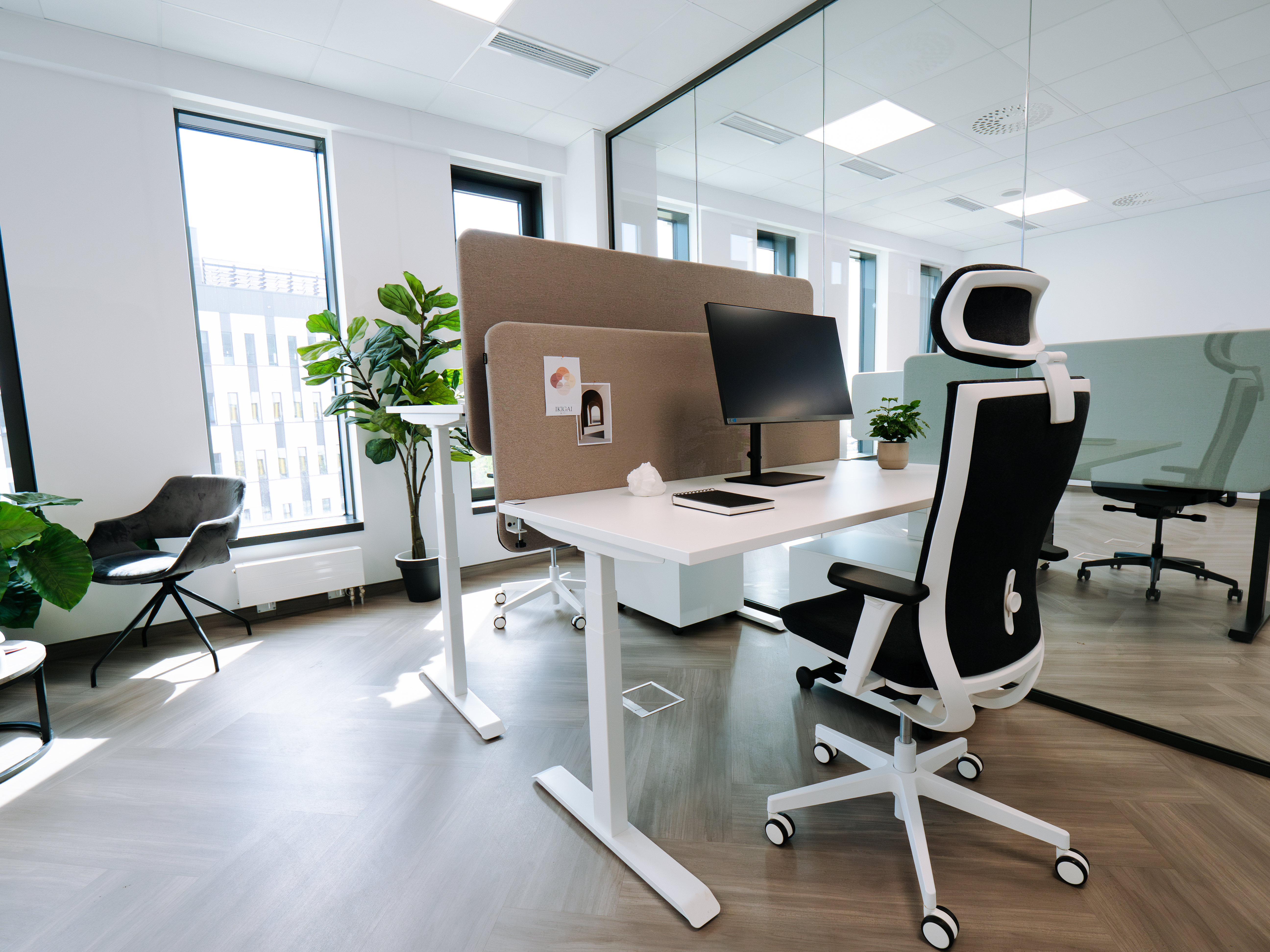 Balts biroja galds un krēsls