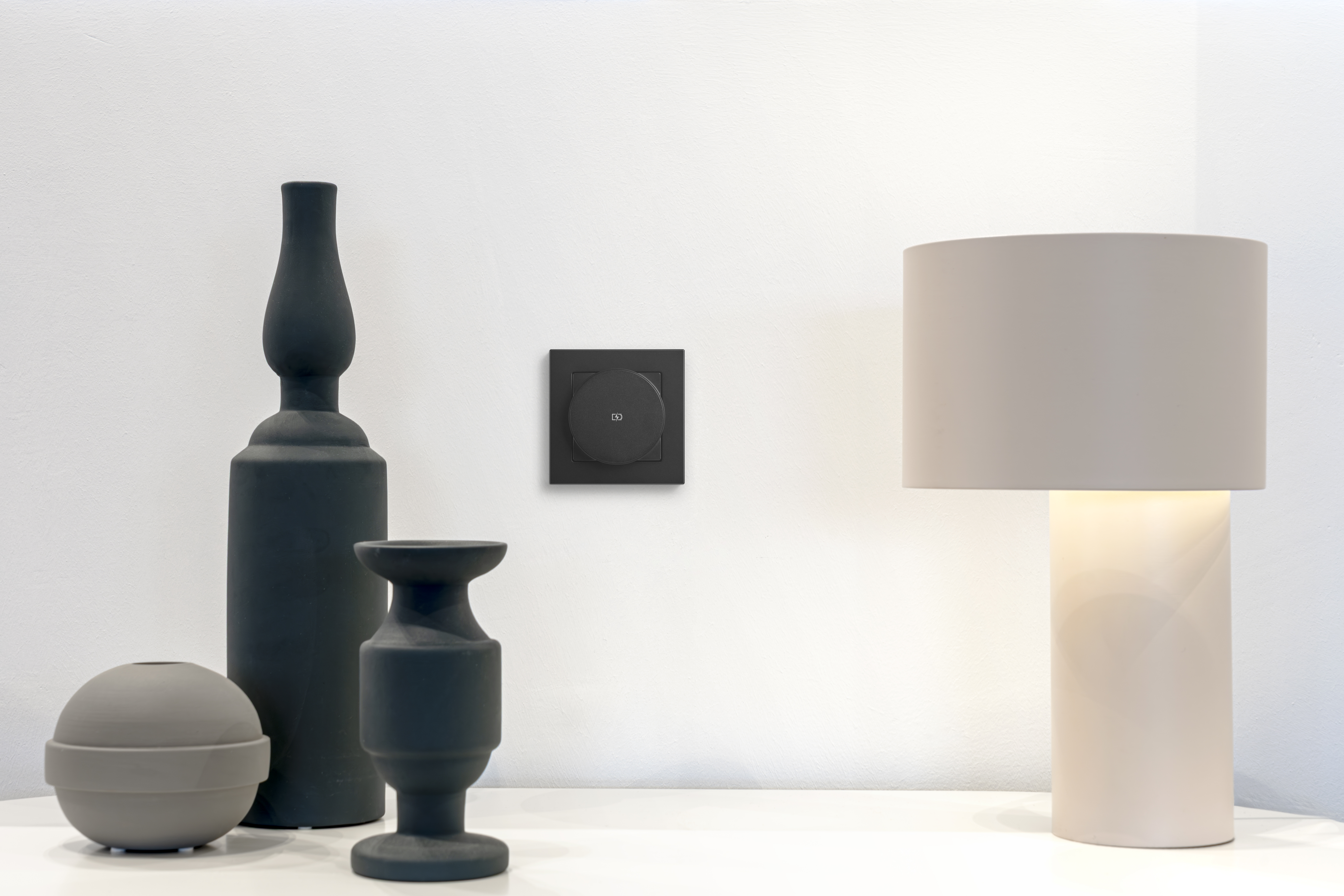 Jung Magnetic Charger bezvadu lādētājs melnā krāsā