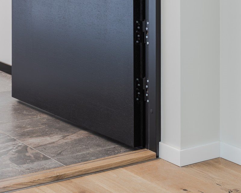 melnas finierētas koka durvis