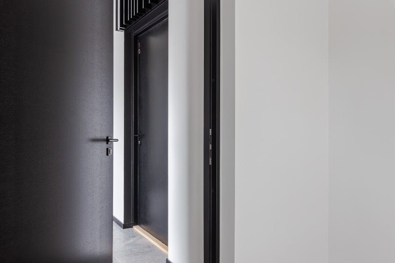 melnas finierētas koka durvis