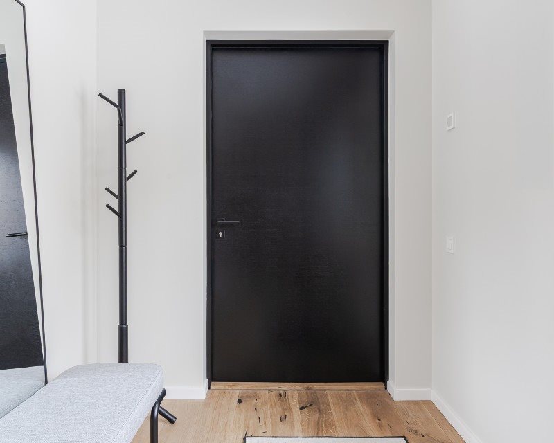 koridors ar melnām iekšdurvīm