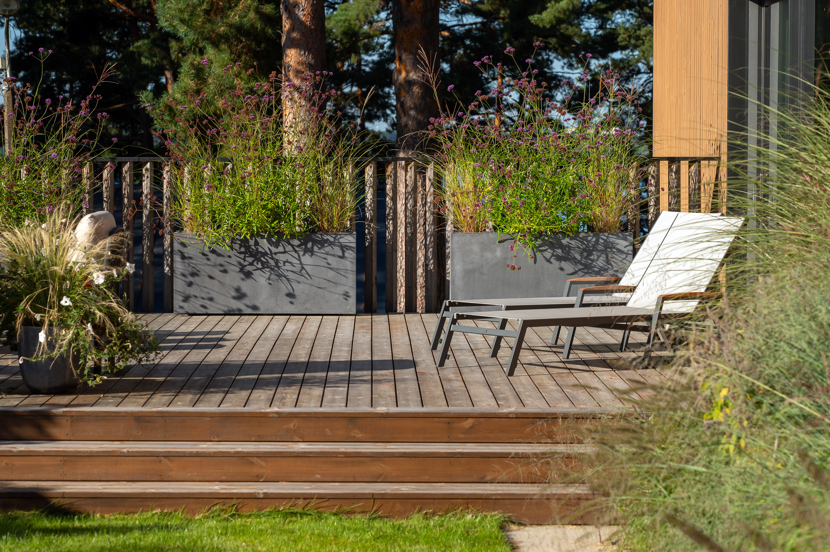 terase un betona puķu kastes